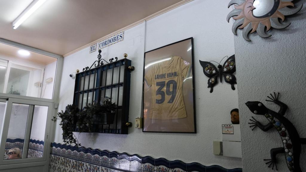 El Cordobés, el bar de Rocafonda que visita el padre de Yamine Lamal y tiene una camiseta suya