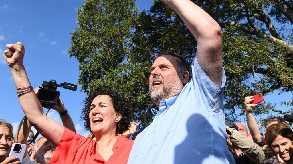 La secretaria general de ERC, Marta Rovira, y el expresidente del partido, Oriol Junqueras, se reencuentran en Cantallops (Girona)