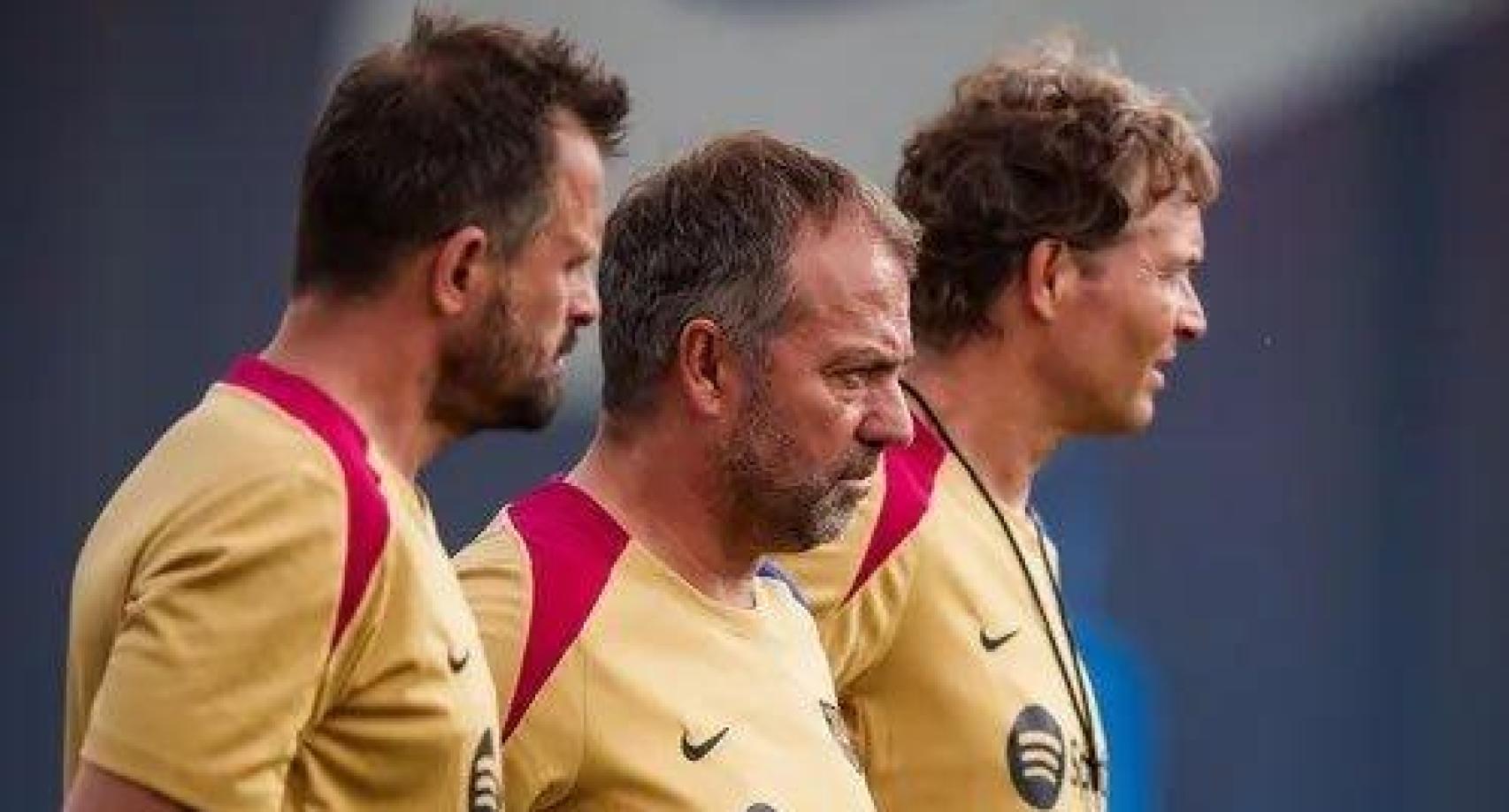 Hansi Flick, junto a Toni Tapalovic y Marcus Sorg, en el entrenamiento del Barça