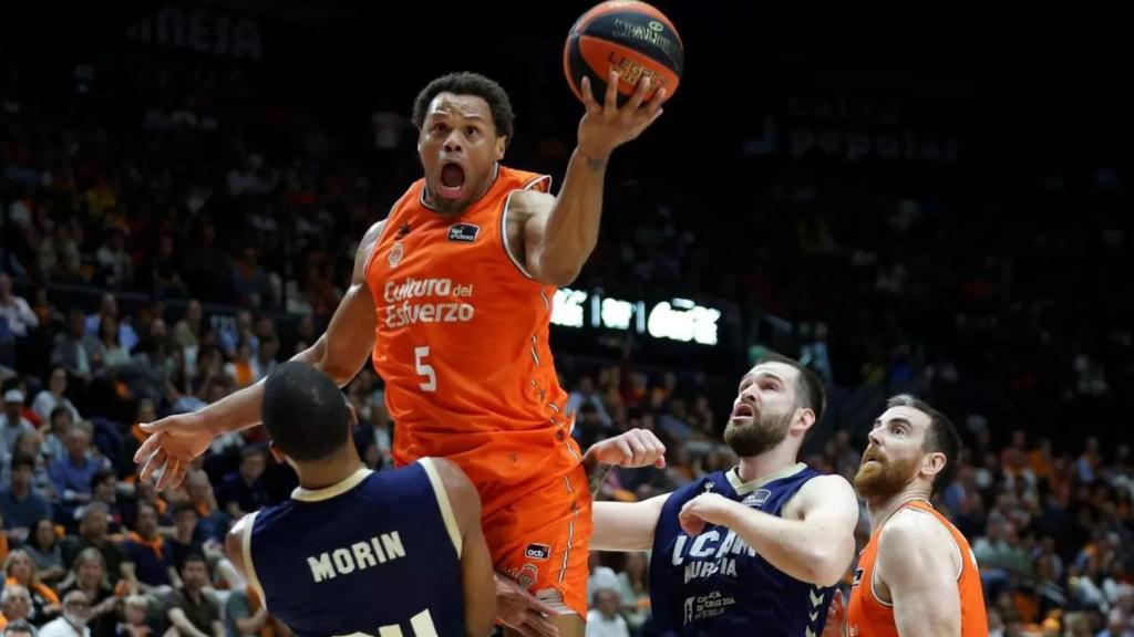Justin Anderson, durante un partido con el Valencia de basket