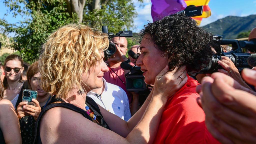 Marta Rovira, secretaria general de ERC, abrazando a la diputada Raquel Sans
