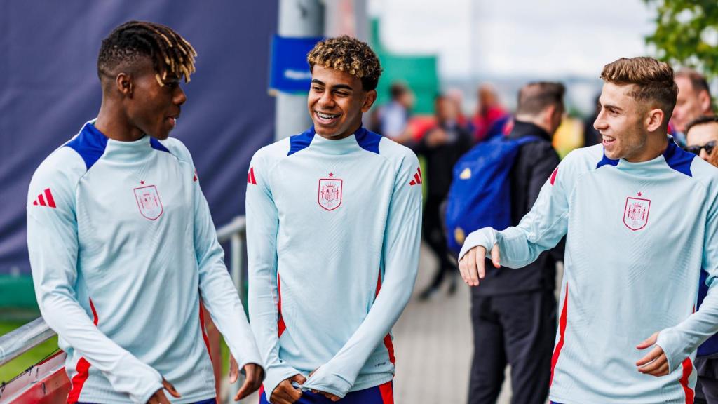 Lamine Yamal, junto a Nico Williams y Fermín López, antes de un entrenamiento de la selección