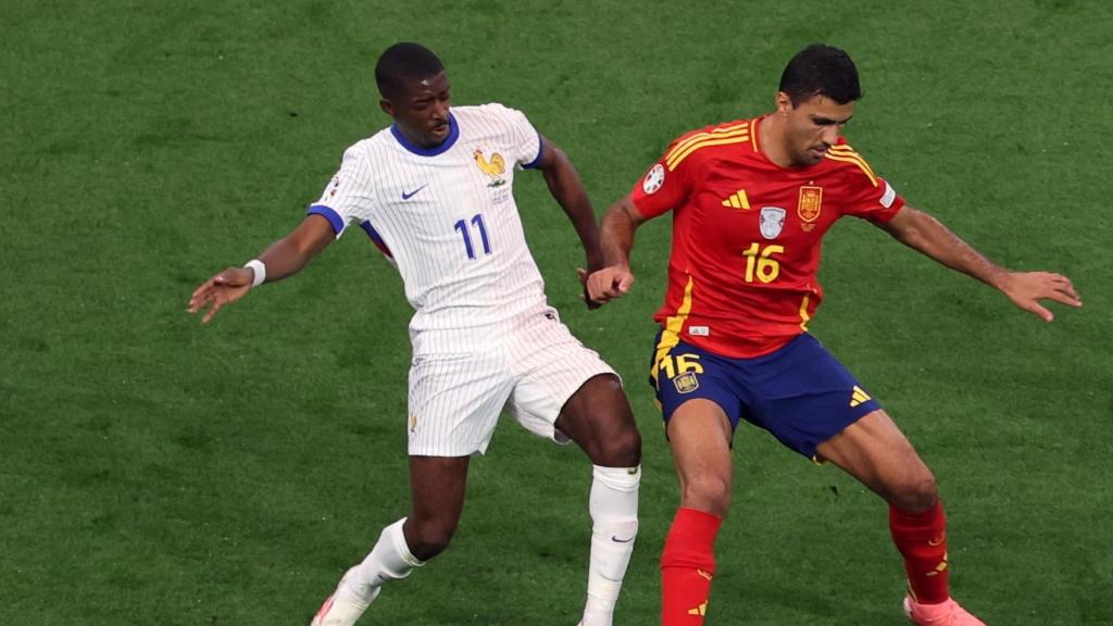 Rodri Hernández protege el balón ante Ousmane Dembelé en el España-Francia