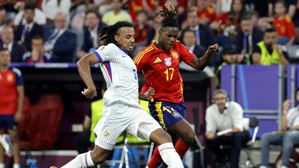 Nico Williams pugna con Jules Koundé por un balón en el España-Francia de Eurocopa