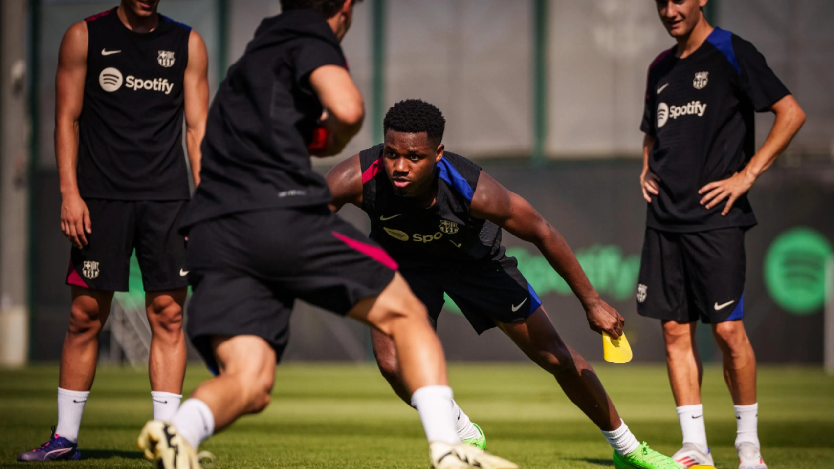 Ansu Fati realiza un ejercicio en un entrenamiento de pretemporada del Barça