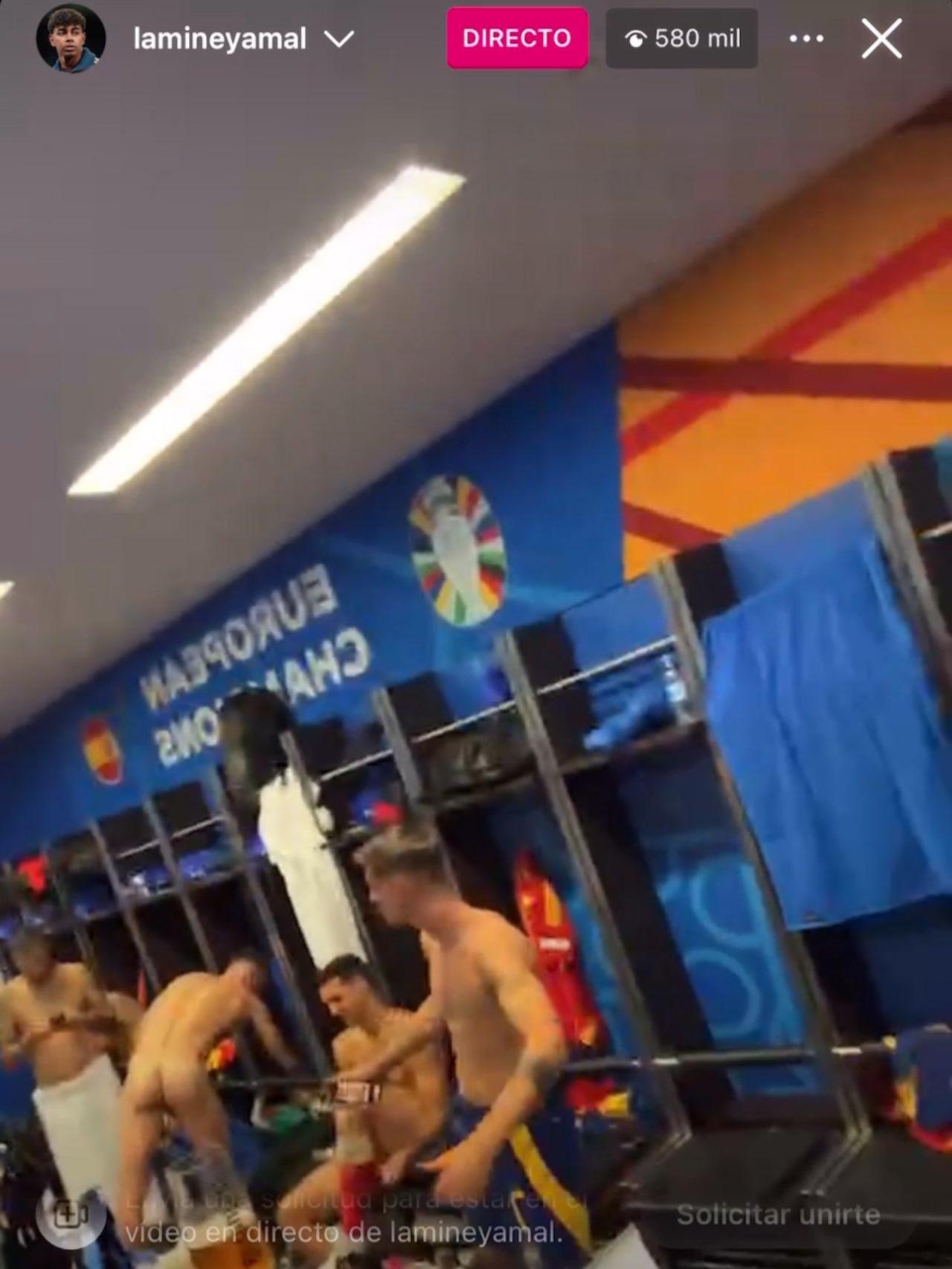 Lamine Yamal enseña la celebración en el vestuario de España (2)