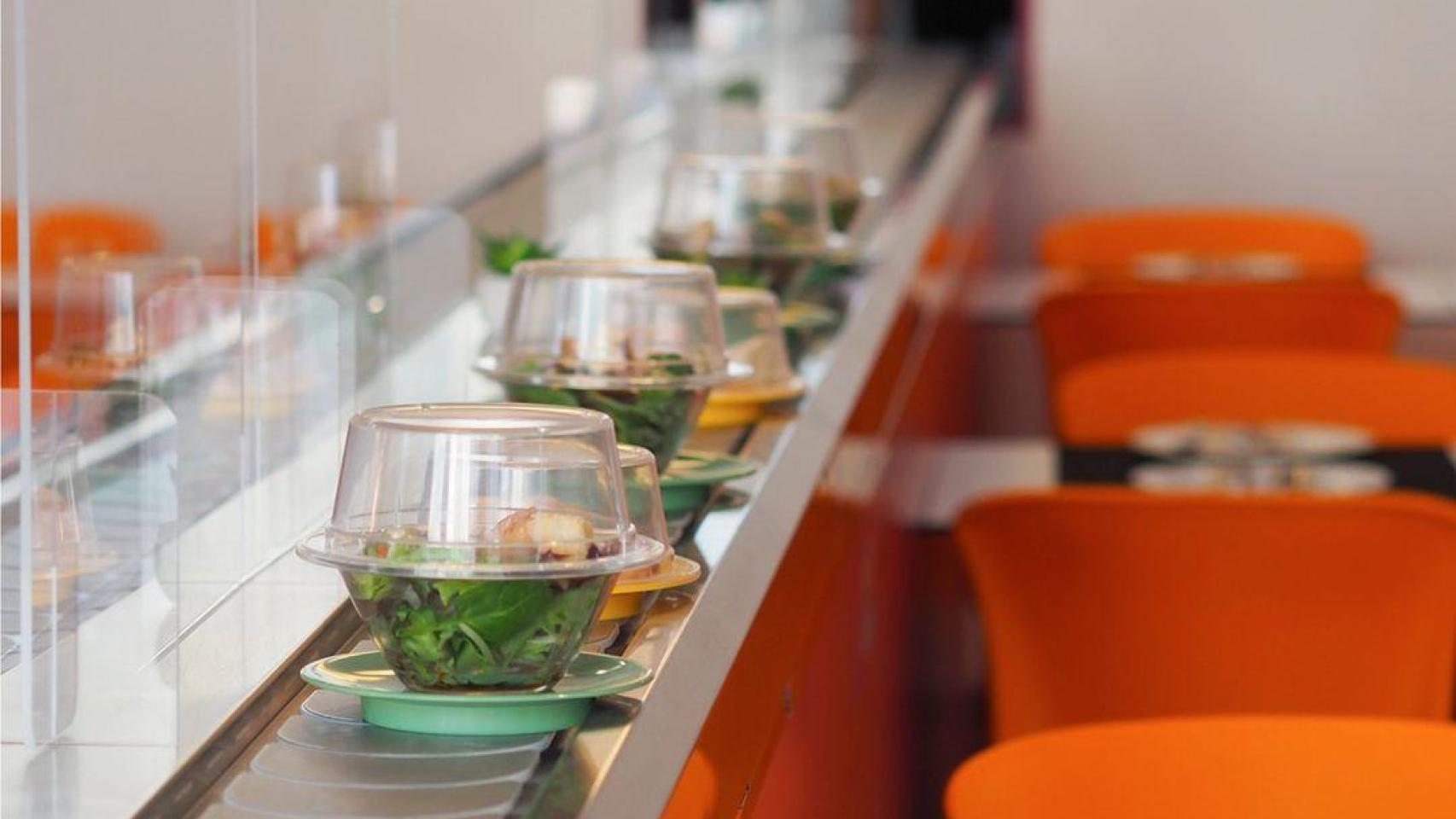 Platos en una cinta giratoria