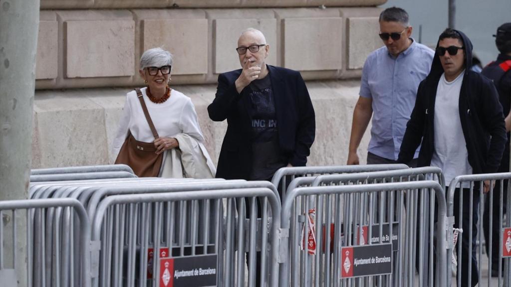 El productor televisivo Josep Maria Mainat (1d) y su abogada Olga Tubau. De fondo, a la derecha, con capucha negra, su hijo Pol Mainat