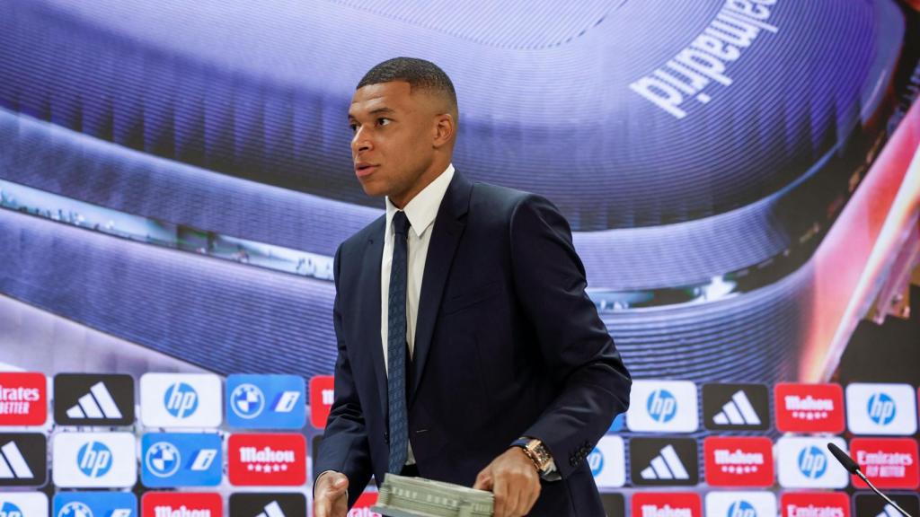 Kylian Mbappé llega a la rueda de prensa con la maqueta del estadio Santiago Bernabéu