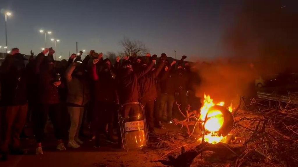 Funcionarios de Quatre Camins protestan ante las puertas de la prisión, en marzo de 2024