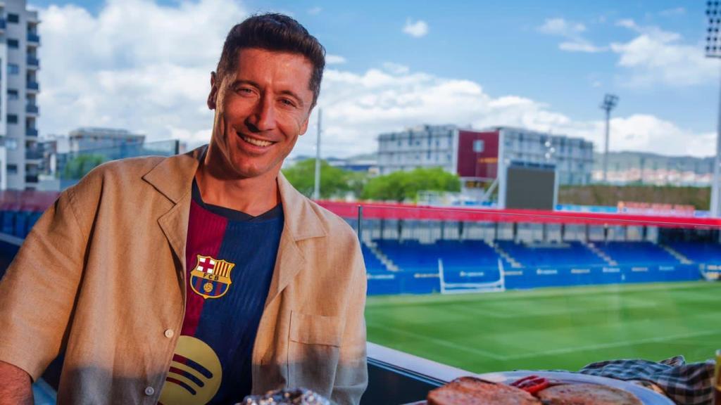 Lewandowski presenta la nueva camiseta del Barça, con una tradicional comida catalana