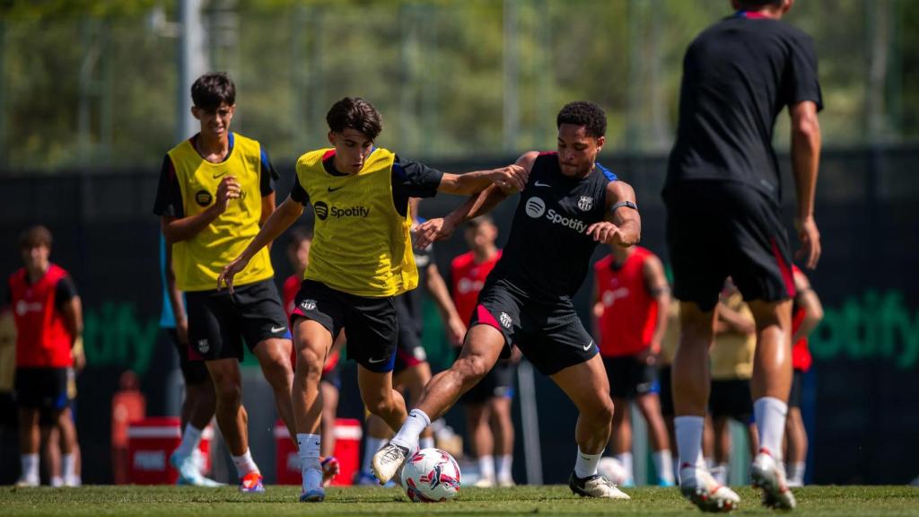 Vitor Roque, junto a varios canteranos del Barça, en el entrenamiento del primer equipo