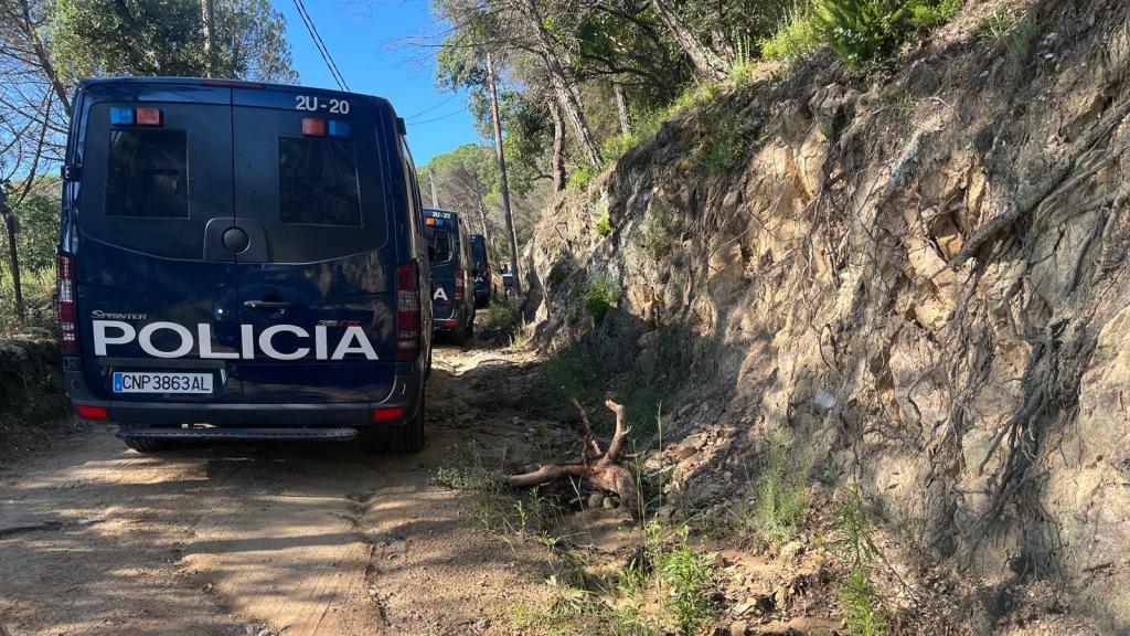 Furgoneta de la Unidad de Investigación Policial (UIP) aparcada frente a una de las casas registradas