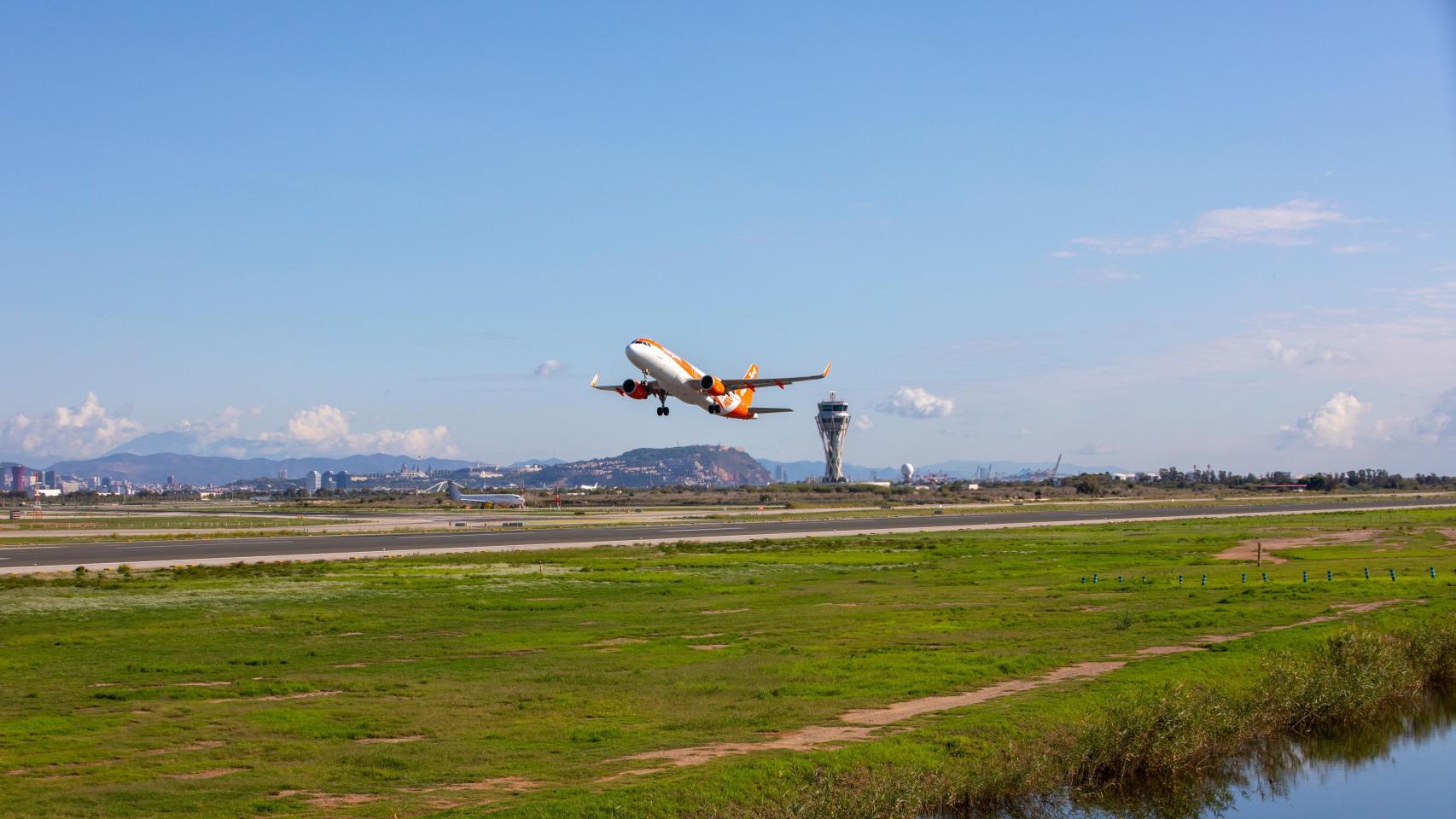 Un avión despegando en el aeropuerto de El Prat