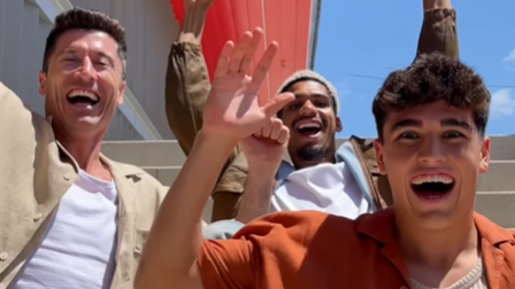 Cubarsí se desmelena en un vídeo con Araujo y Lewandowski