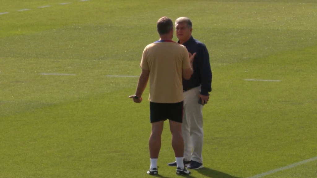 Laporta se abraza con Flick en el primer entrenamiento del Barça abierto a los medios