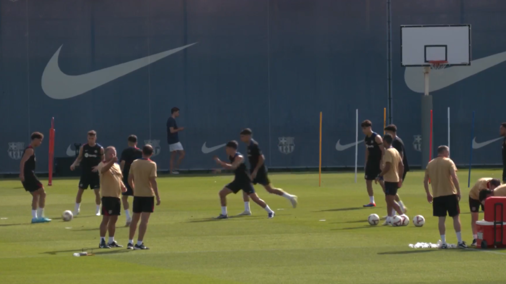 Los jugadores del Barça haciendo un rondo