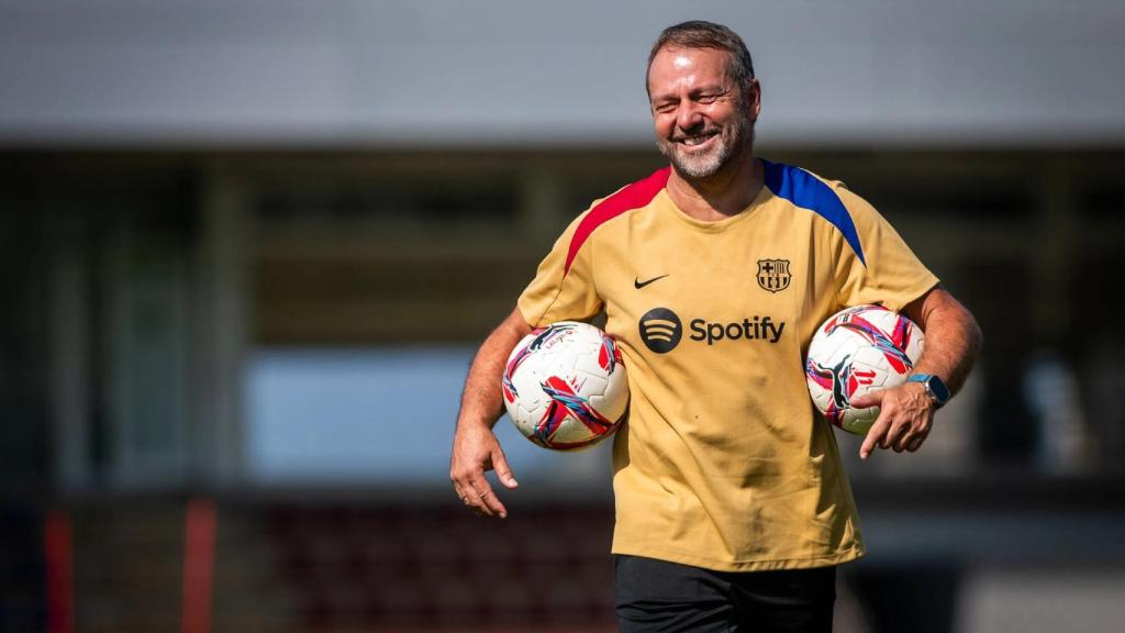 Hansi Flick sonríe en el entrenamiento del Barça