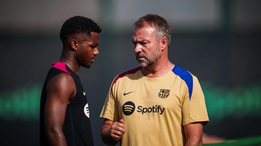 Hansi Flick da indicaciones a Ansu Fati en el entrenamiento del Barça