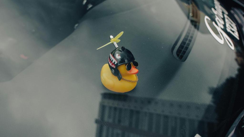 Patito de goma en coche