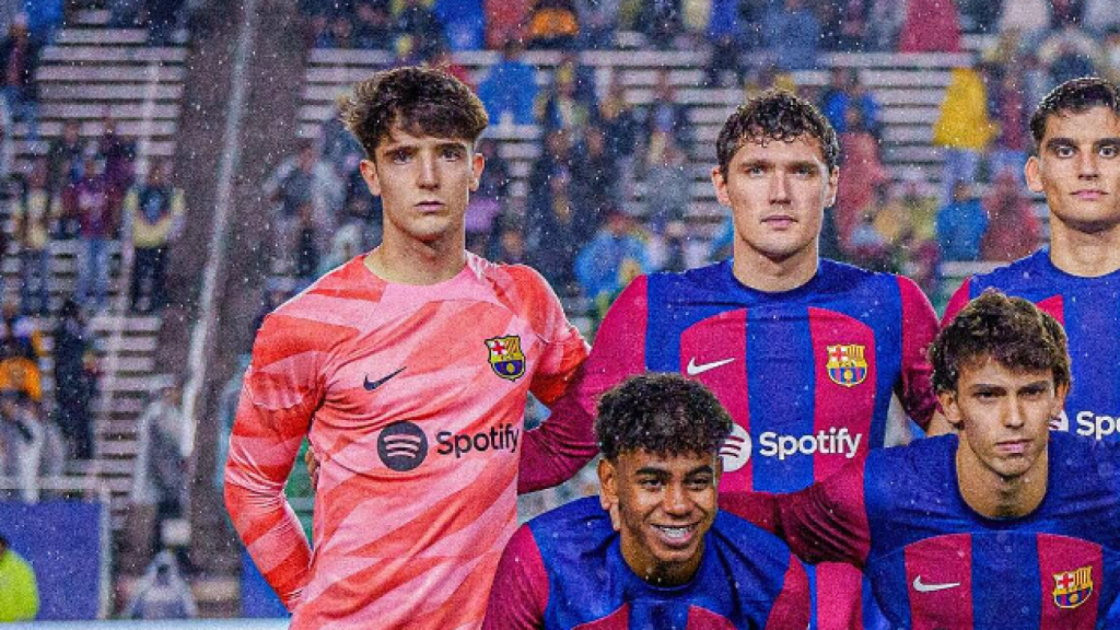 Ander Astralaga con el primer equipo del Barça