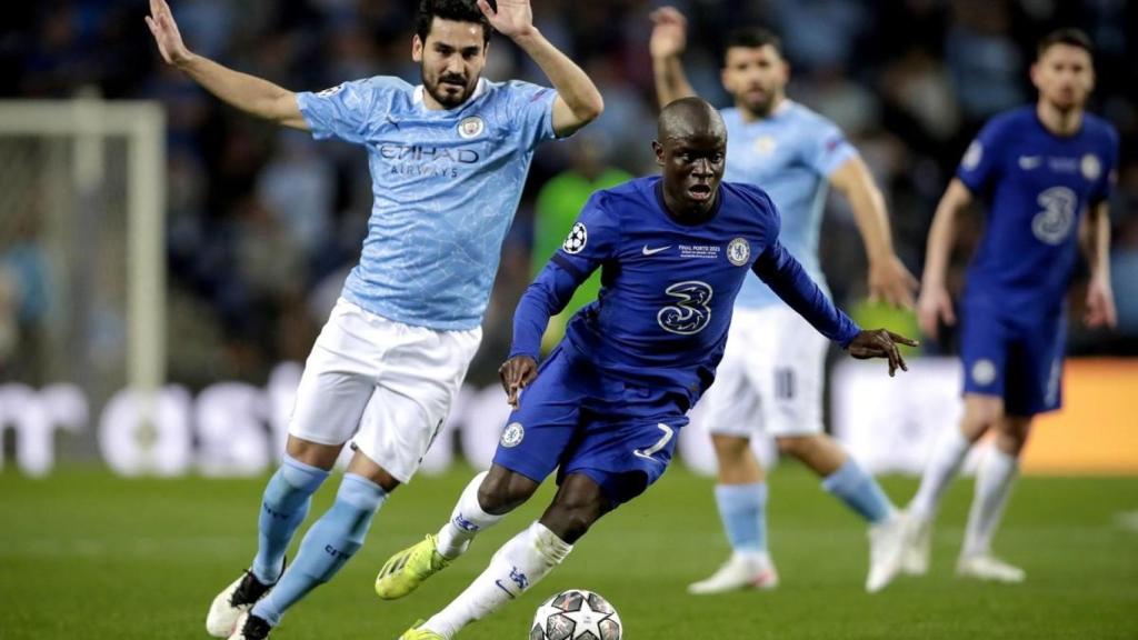 N'Golo Kanté en un partido contra el Manchester City, con Gundogan de fondo
