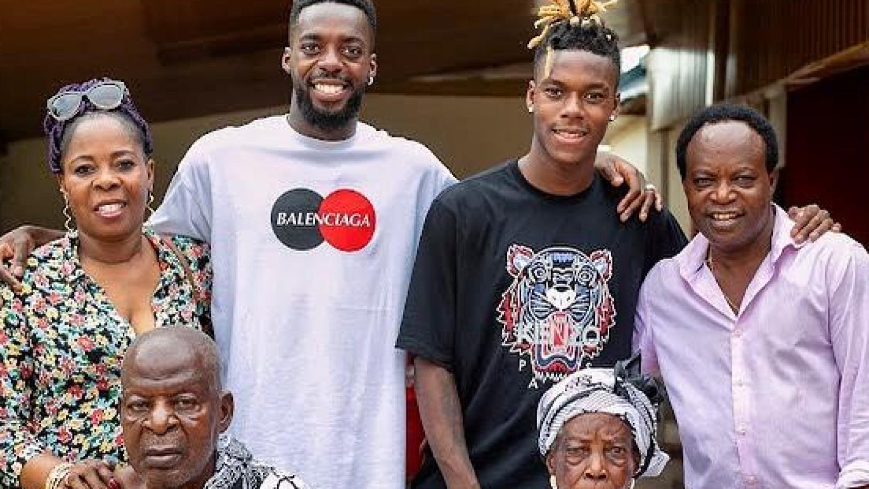 Nico Williams junto a su hermano Iñaki y su familia