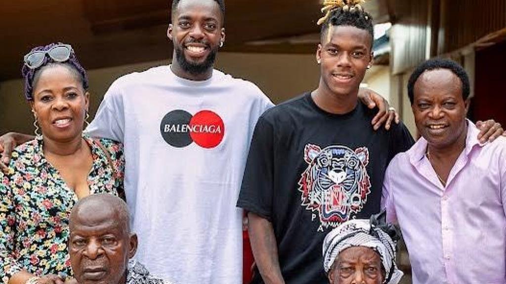 Nico Williams junto a su hermano Iñaki y su familia