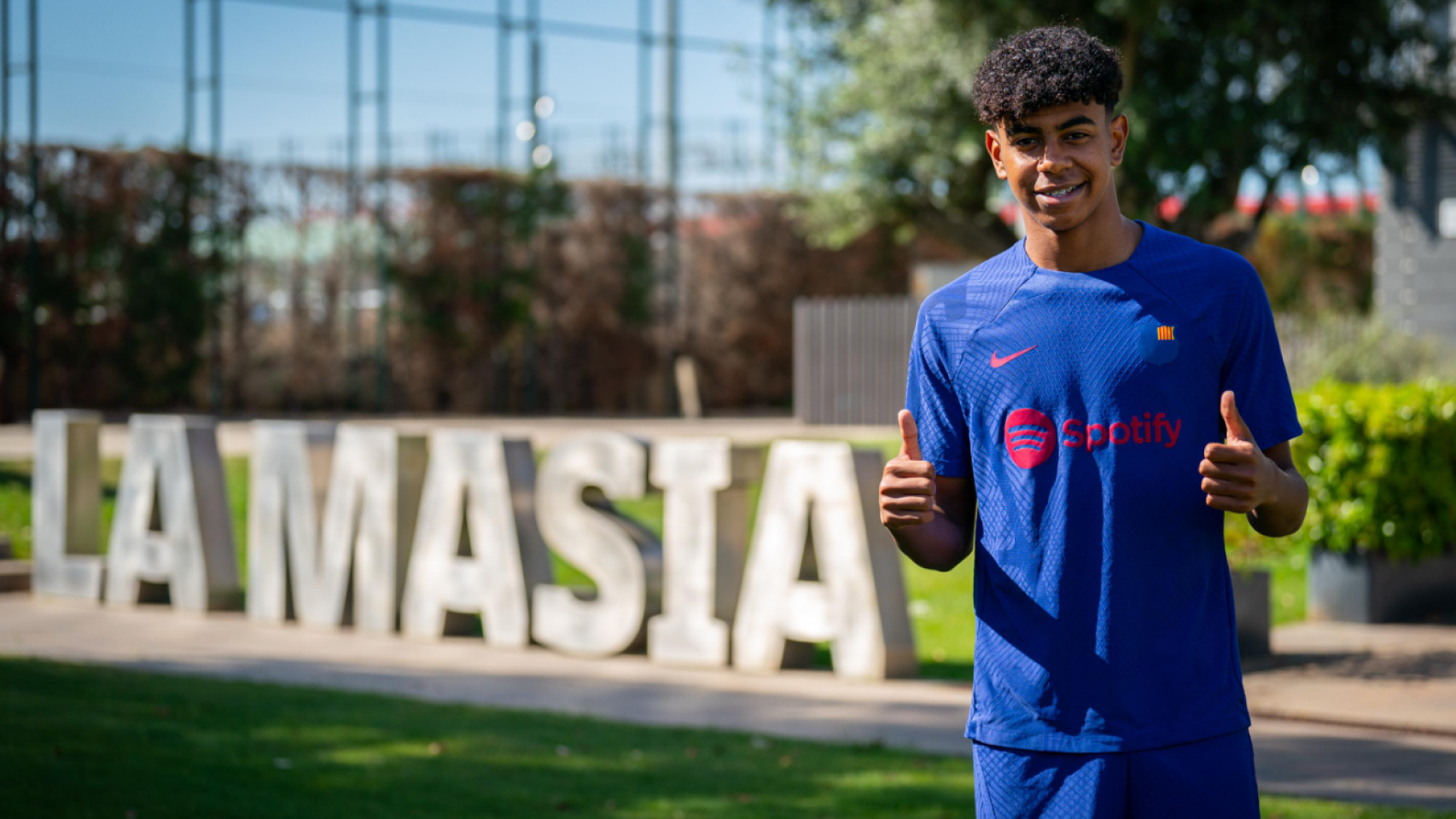 Lamine Yamal posa en las instalaciones de la Masía