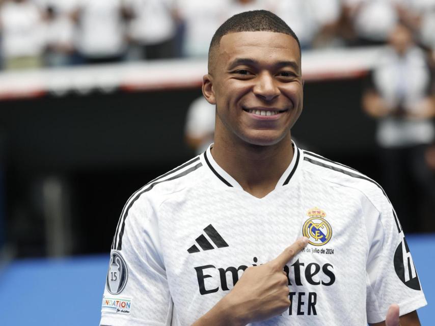 Kylian Mbappé se señala el escudo en su presentación con el Real Madrid