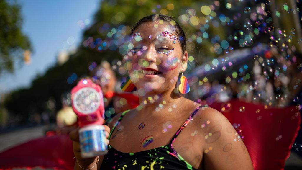 Una persona amb una pistola de bombolles durant una manifestació del Pride Barcelona 2024