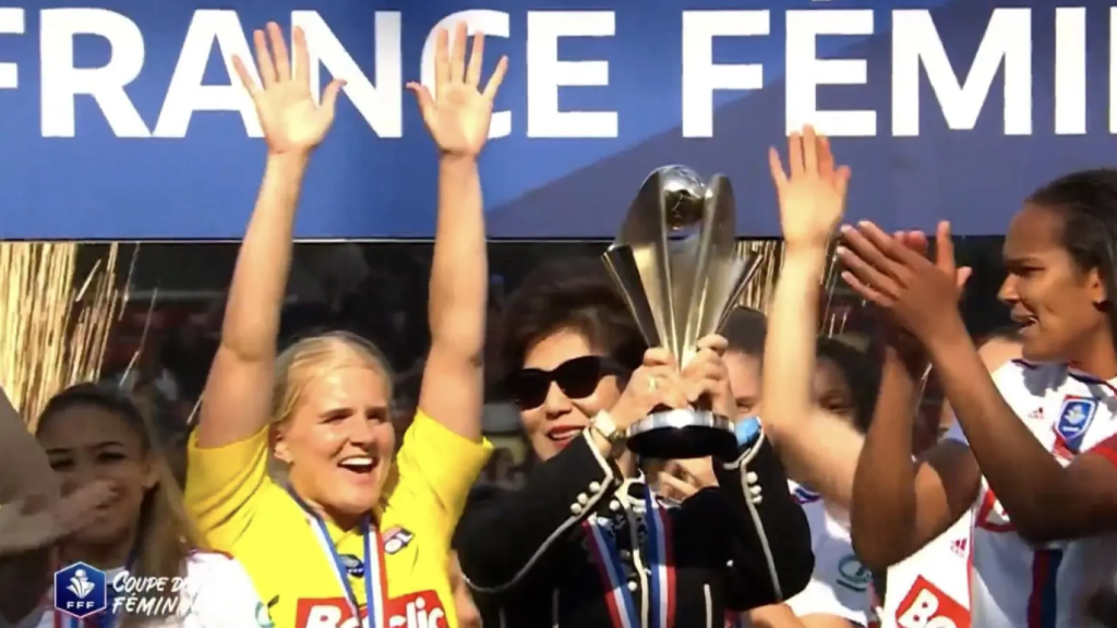Michele Kang levanta la Copa de Francia con las jugadoras del Olympique de Lyon