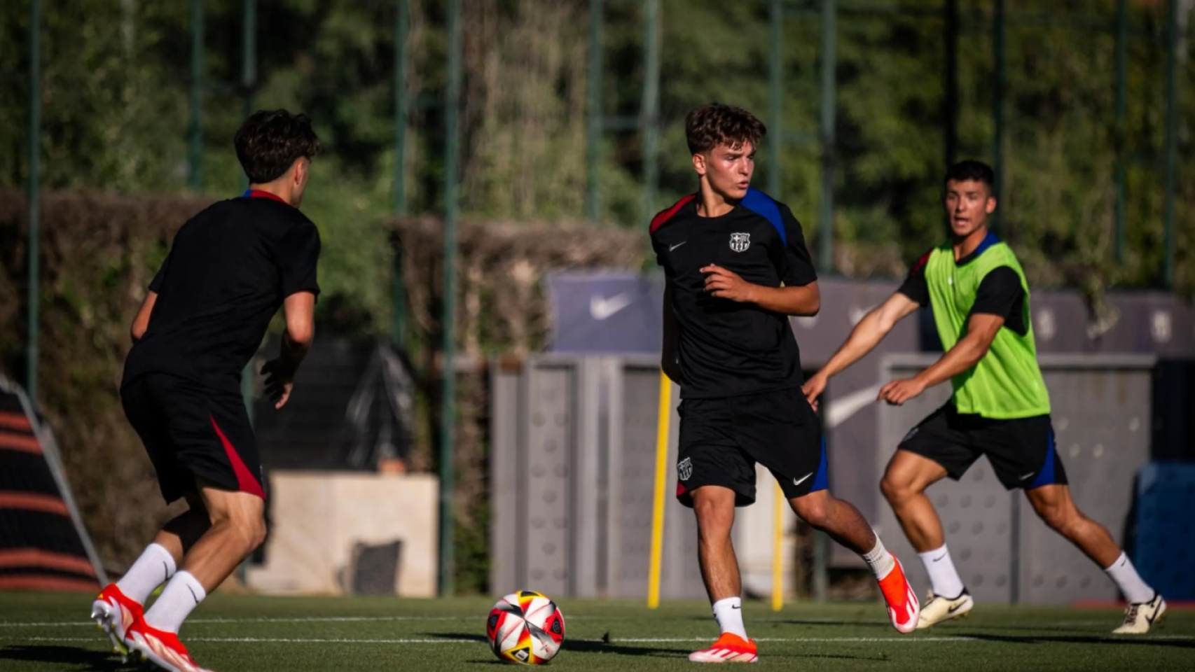 Los jugadores del Barça B, en el primer entrenamiento de la pretemporada 2024