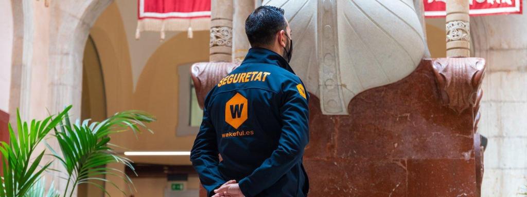 Un vigilant de Wakeful, empresa de seguretat que contracten diversos municipis