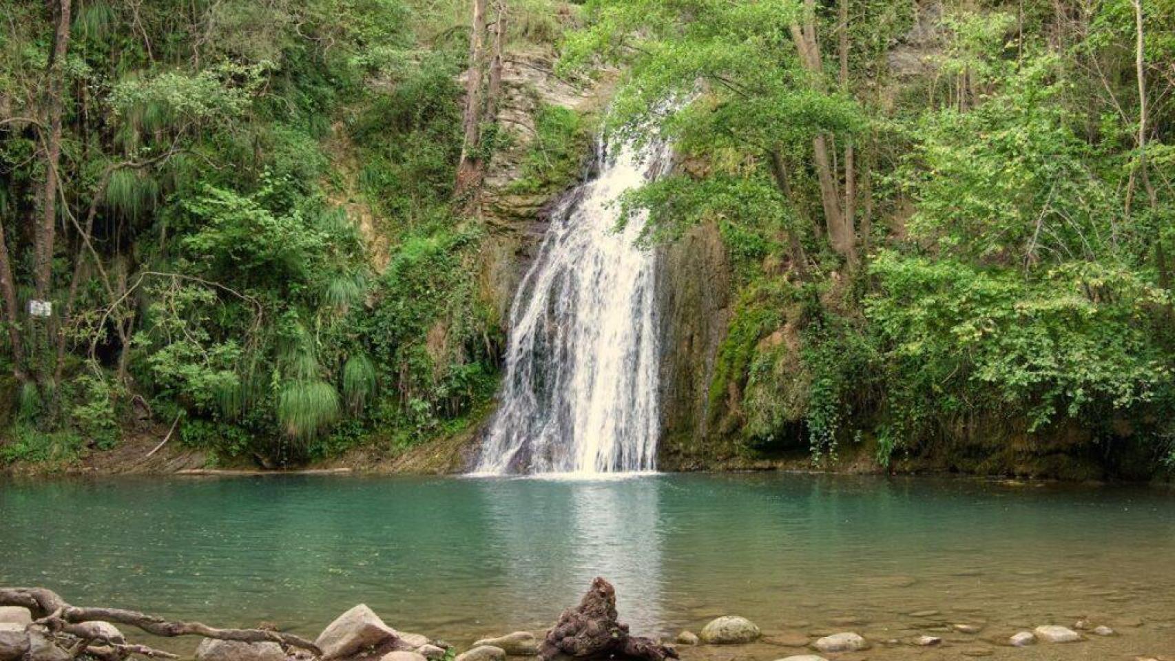 Una cascada en una piscina natural