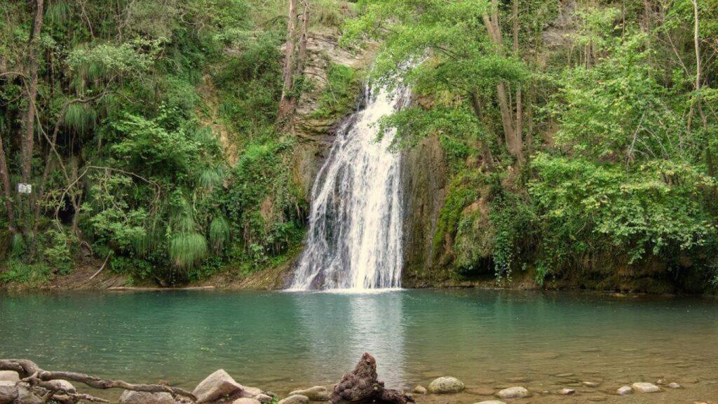 Una cascada en una piscina natural