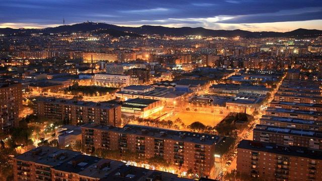 Imagen nocturna de una noche de verano en Barcelona