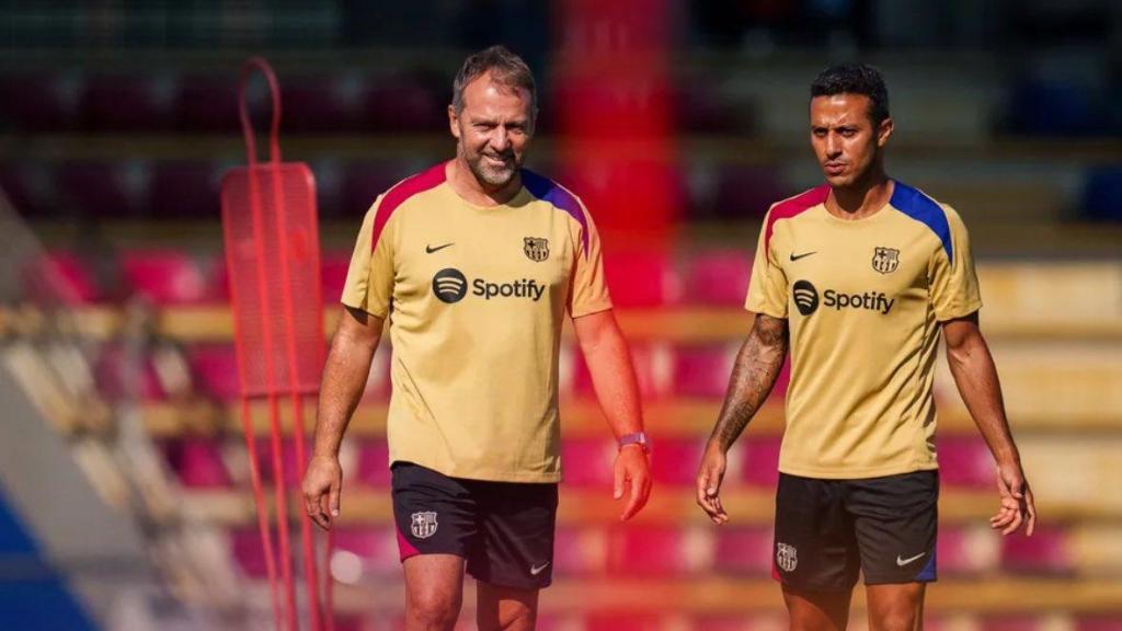 Hansi Flick y Thiago Alcántara, en un entrenamiento del Barça