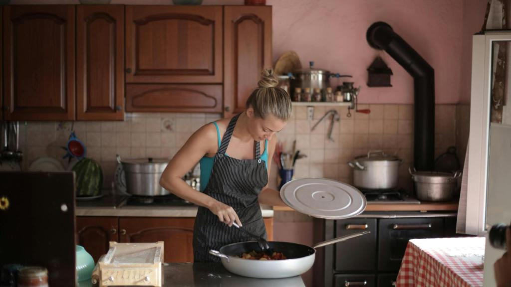 Una chica joven cocinando