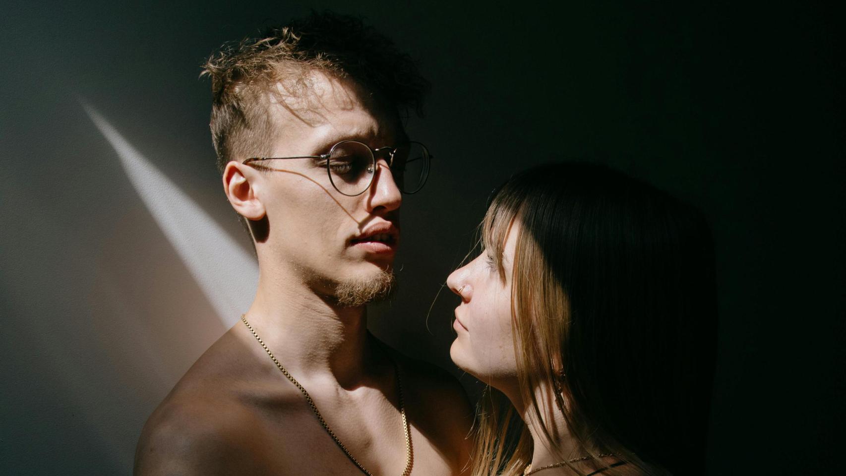 Un chico y una chica entre sombras