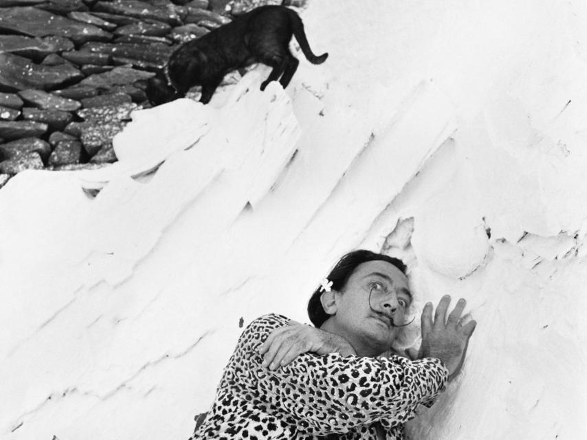 Salvador Dalí retratado por Agnès Varda en Portlligat en 1955