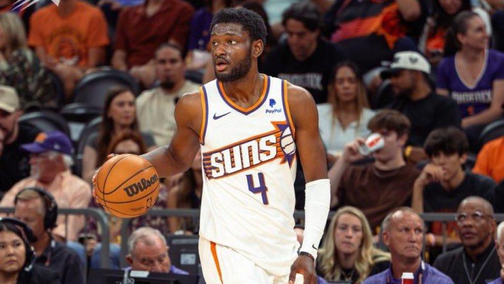 Chimezie Metu, en un partido con los Phoenix Suns