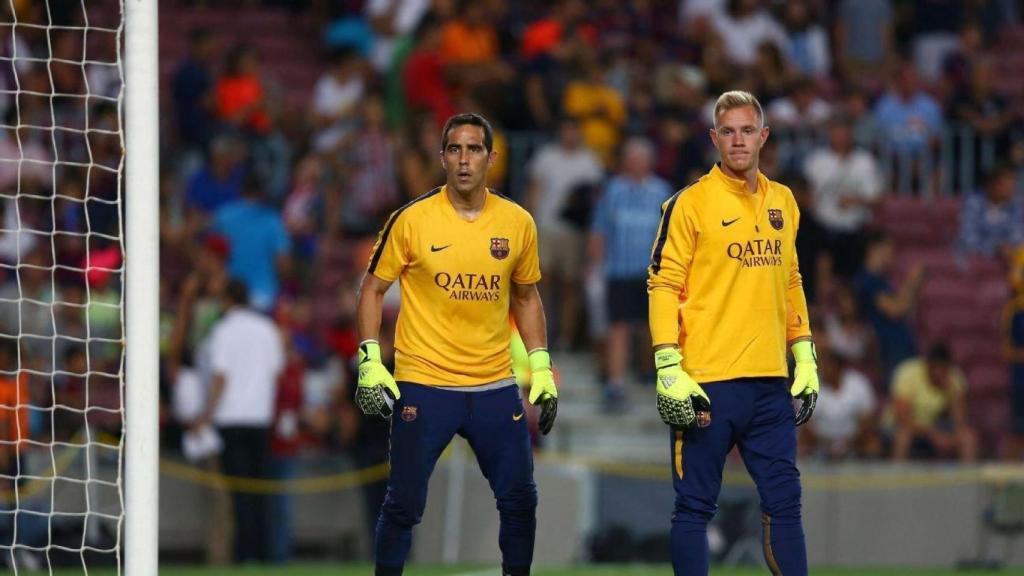 Claudio Bravo y Ter Stegen, en el calentamiento de un partido del Barça