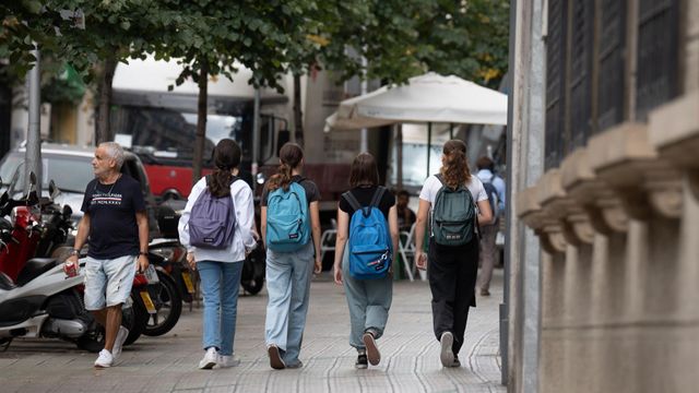 Varias niñas con mochilas a la salida de un colegio en Barcelona