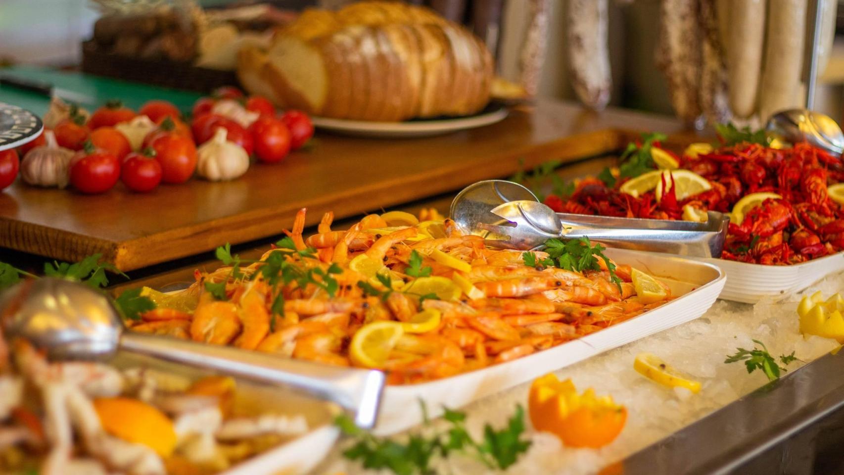 Platos de un buffet libre