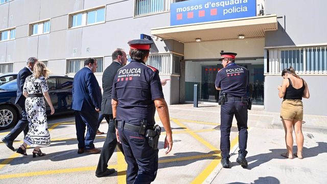 El conseller de Interior, Joan Ignasi Elena, visita la primera comisaría de Mossos d'Esquadra en el aeropuerto de Barcelona