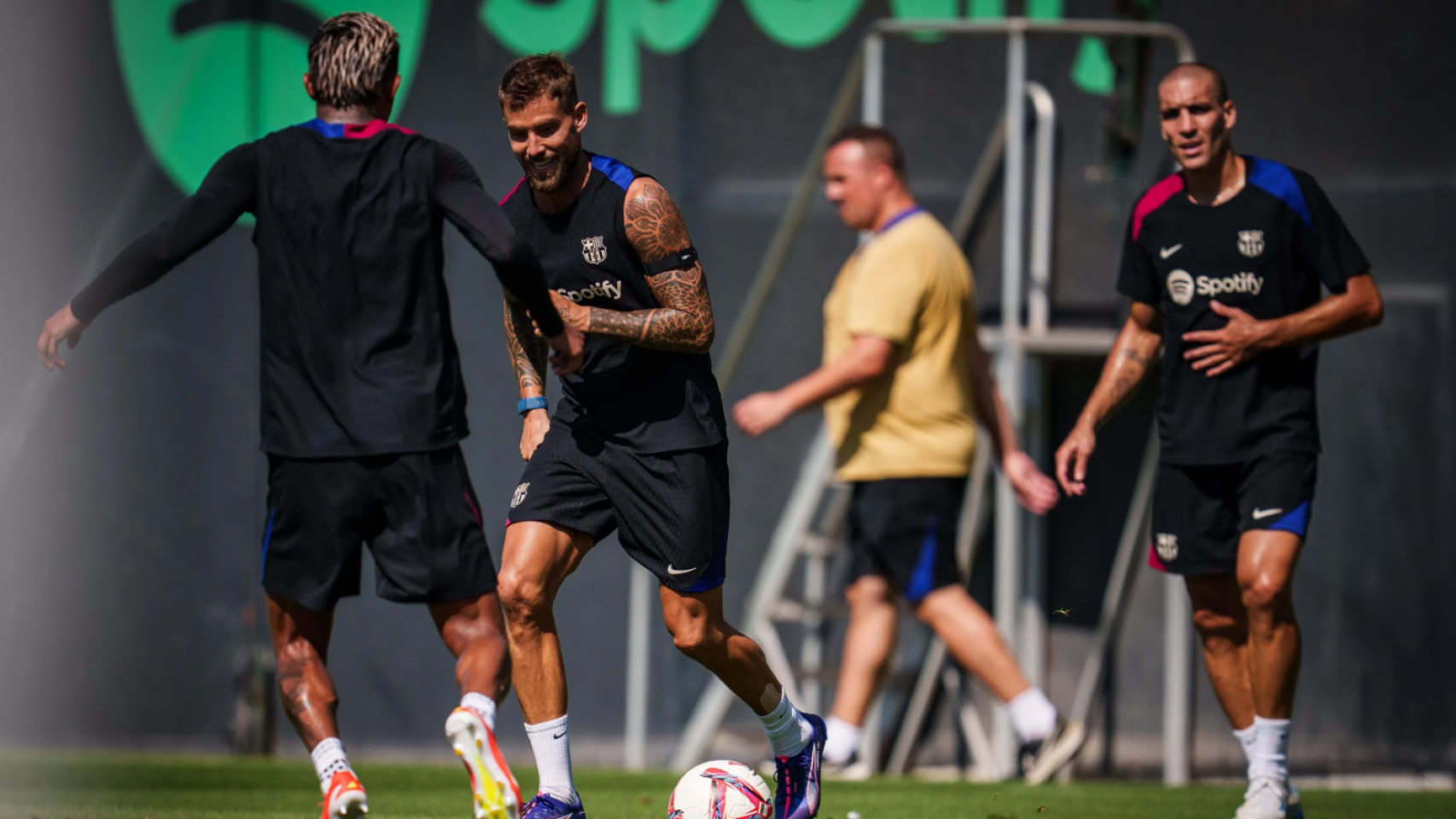Julián Araújo disputa un balón en el entrenamiento con Iñigo Martínez