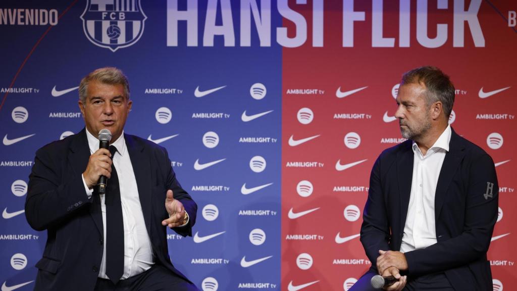 Joan Laporta toma la palabra en la presentación de Hansi Flick con el Barça