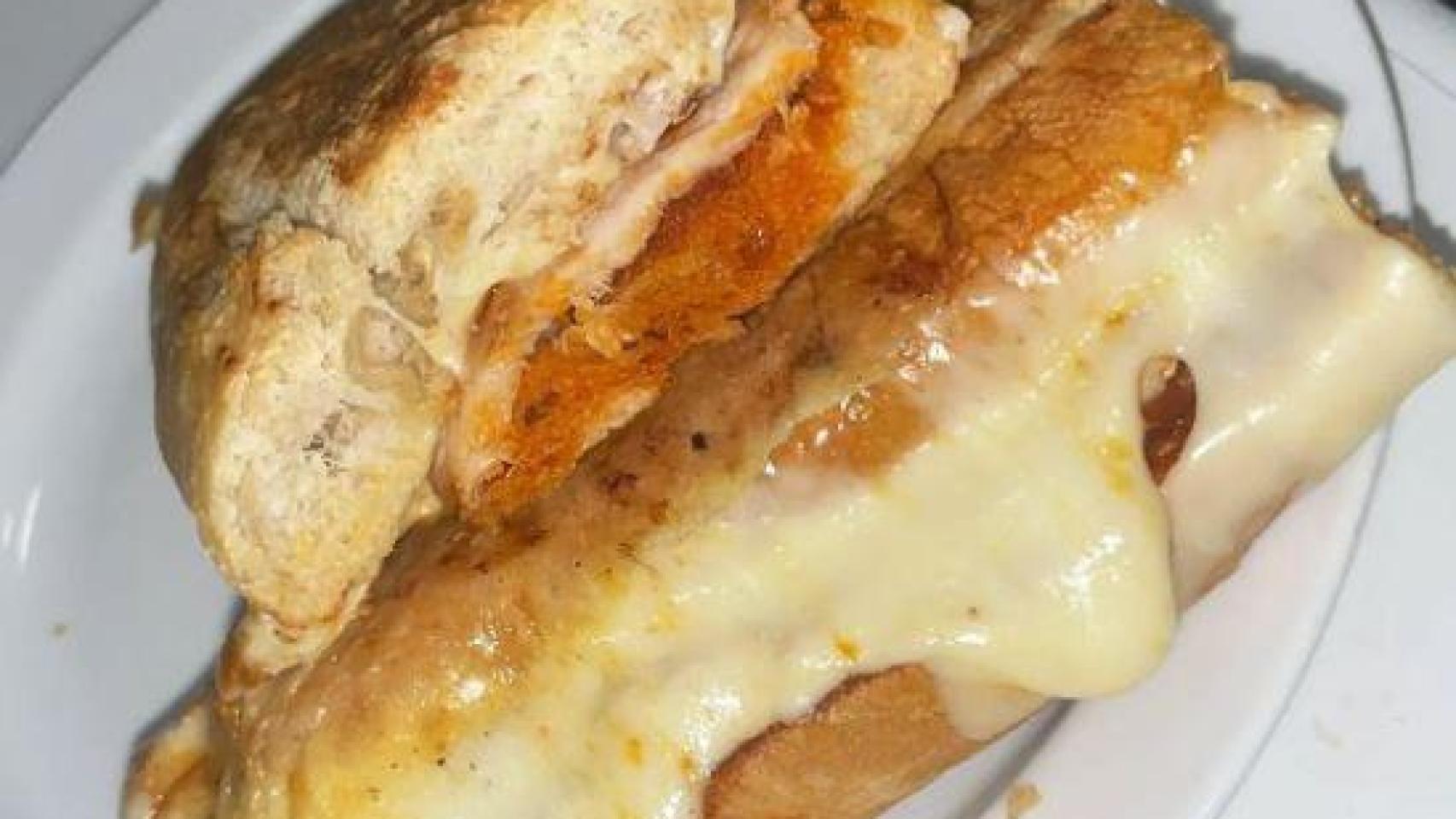 Bocadillo de lomo, sobrasada y queso