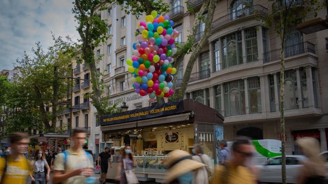 Acción de protesta de los paradistas de la Rambla contra el cierre de las antiguas pajarerías